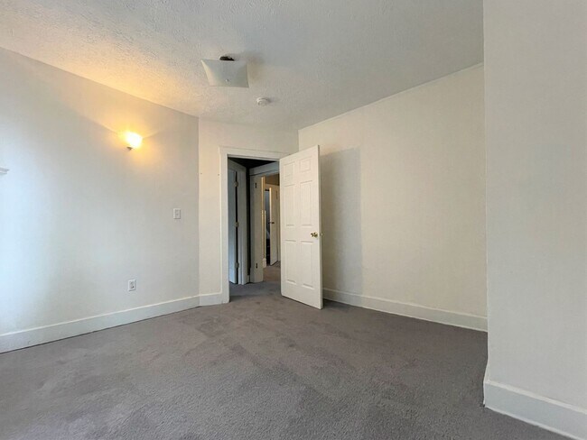 Building Photo - 381 Alden Ave