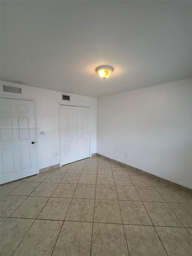 Building Photo - 1241 SE 29th St
