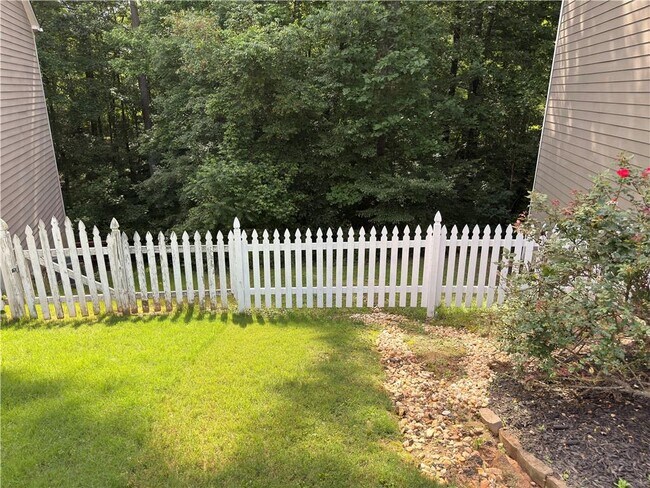 Building Photo - 5706 Amberside Ln NE