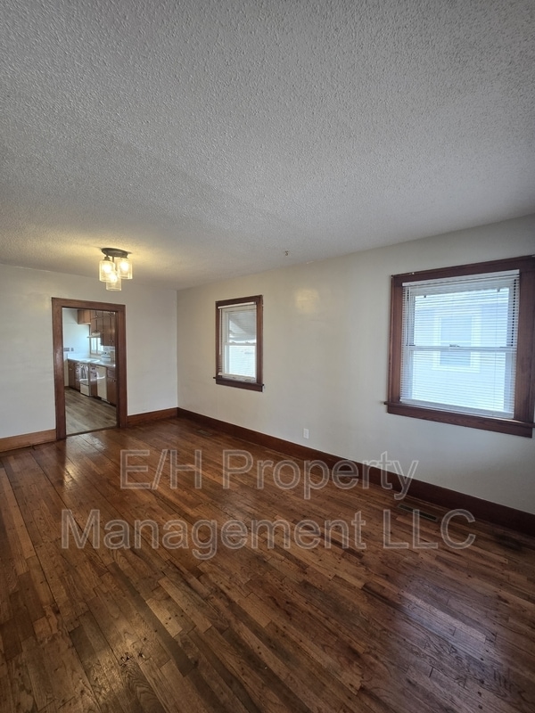 Building Photo - 526 N Martinson Ave