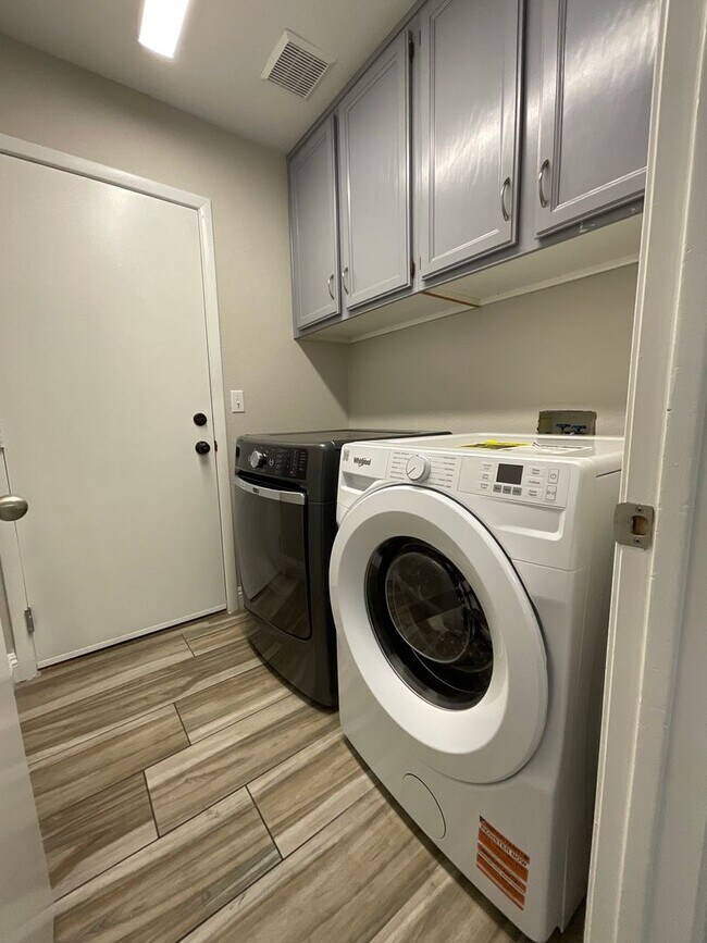 Building Photo - Single story 4br, 2bth, 2cg