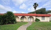 Building Photo - Don't miss out! Large 2/2 apartment