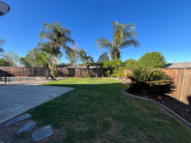 Building Photo - 705 Summer Cir