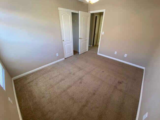 Building Photo - Wonderful 4 bed/2.5 bath home located in Summerlin