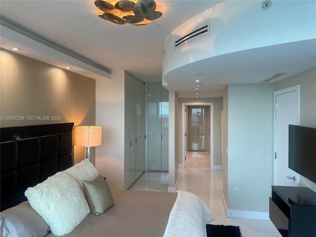 Building Photo - 17121 Collins Ave