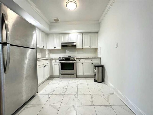 Building Photo - 66-61 73rd Pl