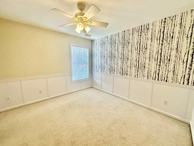 Building Photo - Spacious Four Bedroom Home in Westbury Park!