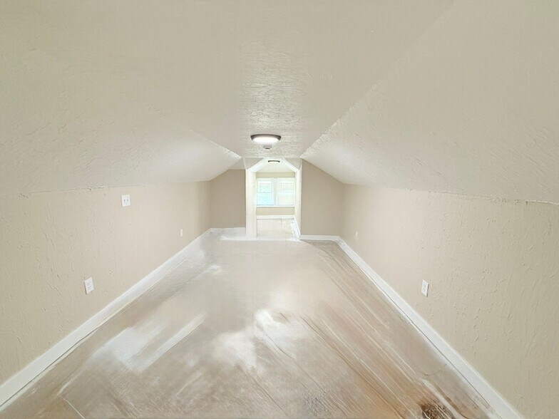 Building Photo - This beautifully updated 3-bedroom, 1-bath single-family home is ready for move-in!