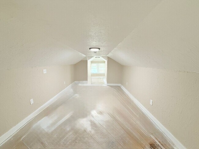 Building Photo - This beautifully updated 3-bedroom, 1-bath...