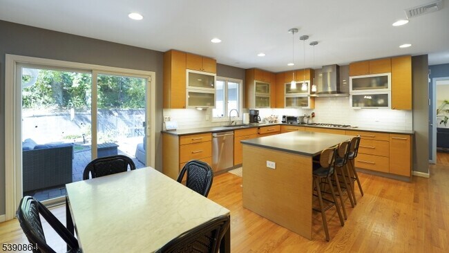 Building Photo - 174 S Mountain Ave
