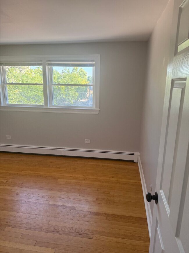 Building Photo - Spacious 2 Bedroom in Beverly