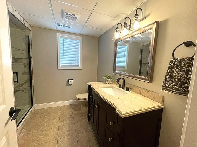 Building Photo - 2568 Sun Terrace Dr