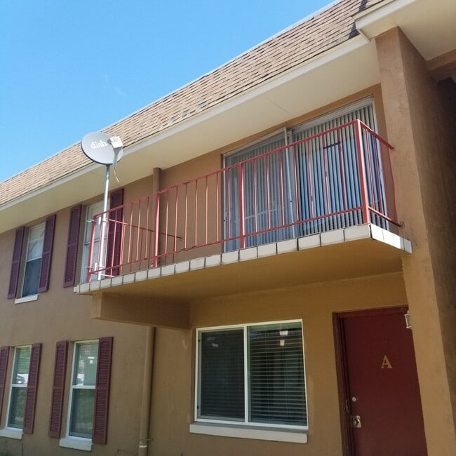 Building Photo - 921 W Oak Ridge Rd