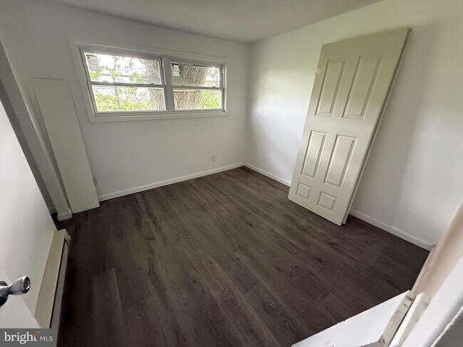 Building Photo - 124 E Main St