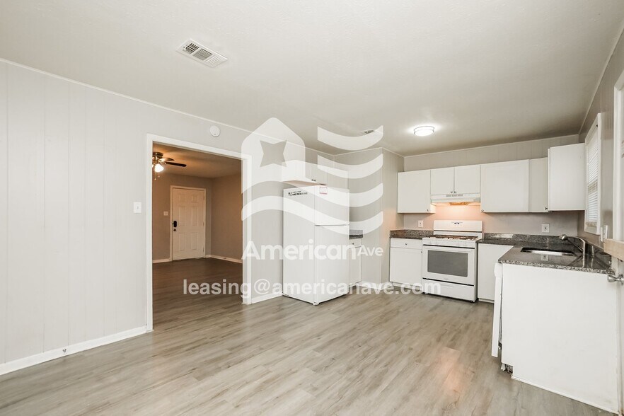 Building Photo - 2262 Forest Glen Dr