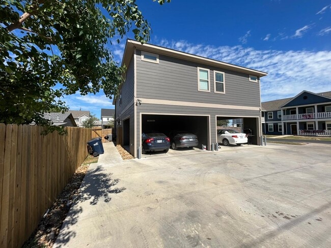 Building Photo - 308 Poplar St