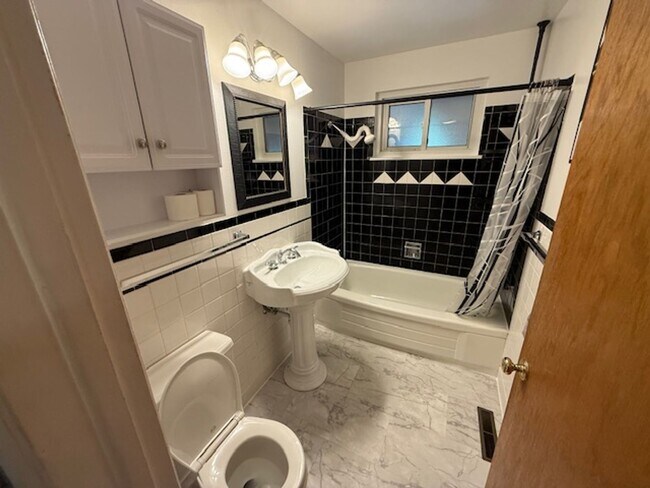 Building Photo - Close to CSU 4 Bed!