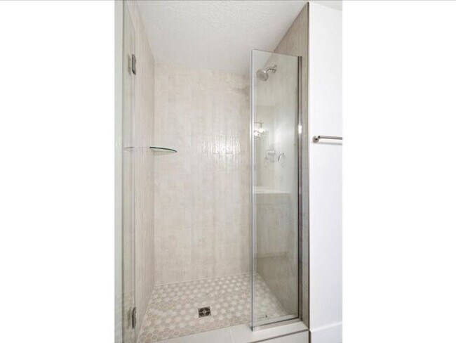 Building Photo - BOUNTIFUL New Remodeled 4 bed 3 bath home