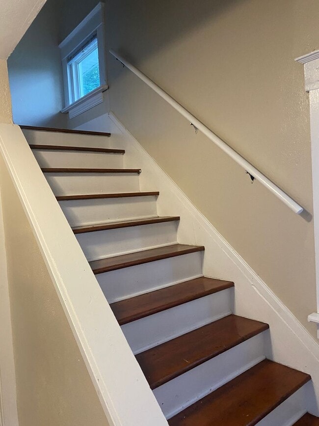 Building Photo - Beautiful new exterior on classic Harters Heights 4 bedroom (3 full baths) blocks from ND.