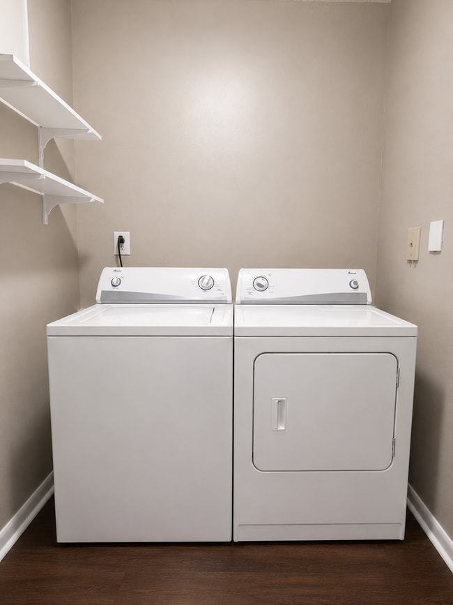 Building Photo - Spacious Townhome for Rent in West Knoxville-1 Bedroom