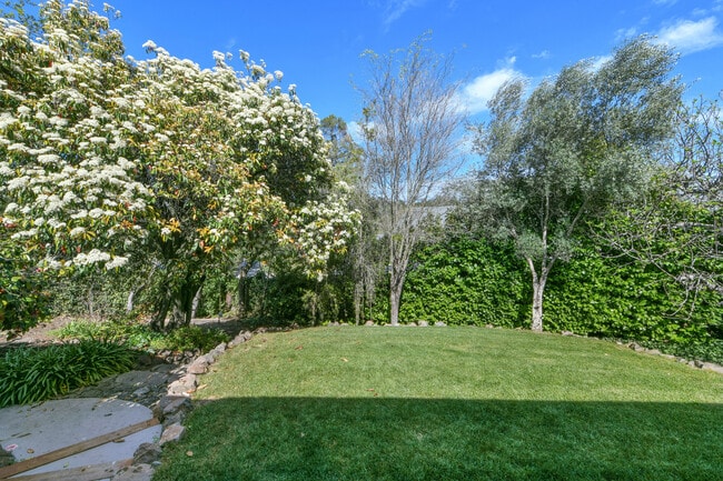 Building Photo - 925 Hawthorn Dr