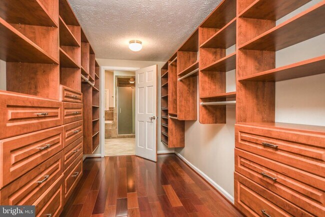 Building Photo - 9627 Locust Hill Dr