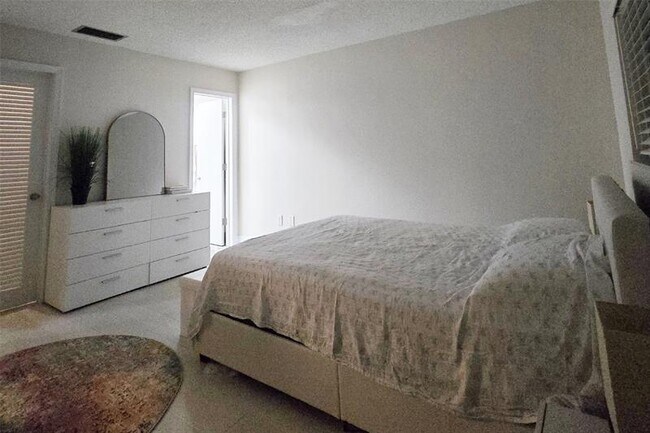 Building Photo - 2109 NE 68th St