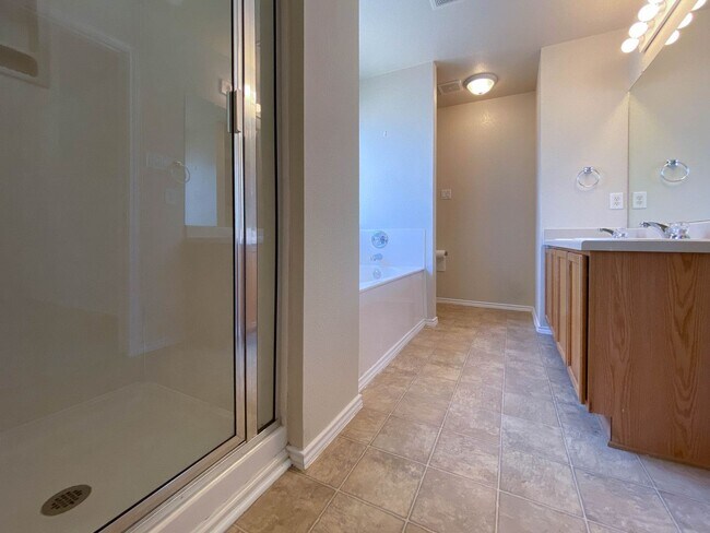 Building Photo - Spacious 4/BR 2.5/BA Two-Story Home with F...