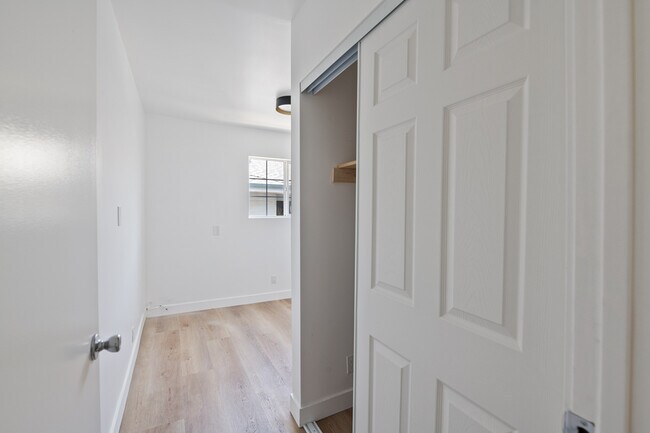 Building Photo - 1008 N Stanley-6