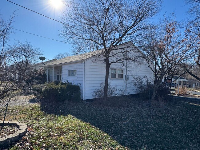 Building Photo - 3 bedroom on a corner lot, READY NOW!