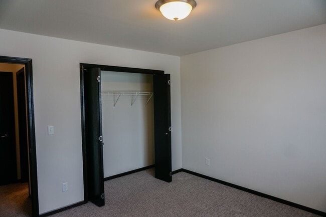 Building Photo - 3 Bed 3 Bath Twin Home