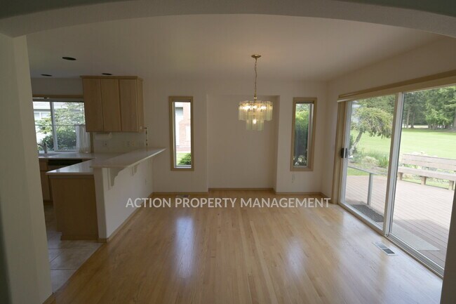 Building Photo - 2 bed + office, 2 bath, 2 car garage condo in Sunland