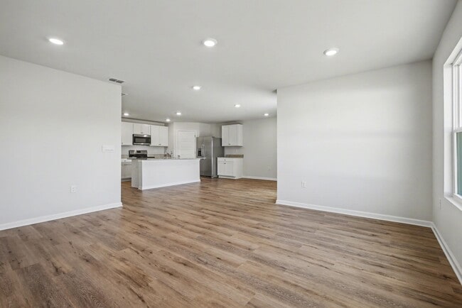 Building Photo - 4000 Cottage Farm Rd