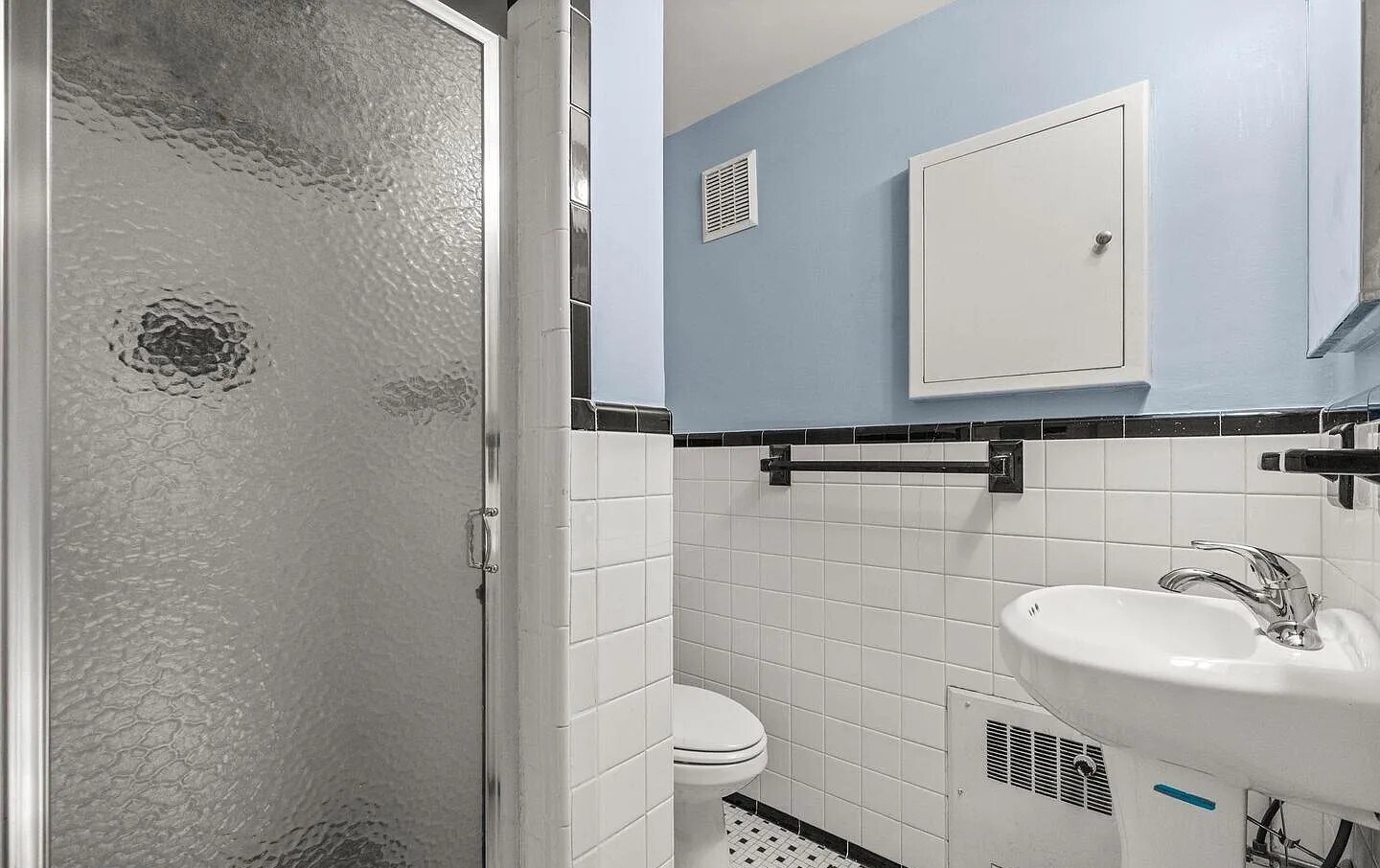 Bathroom 2 - 3601 Greenway