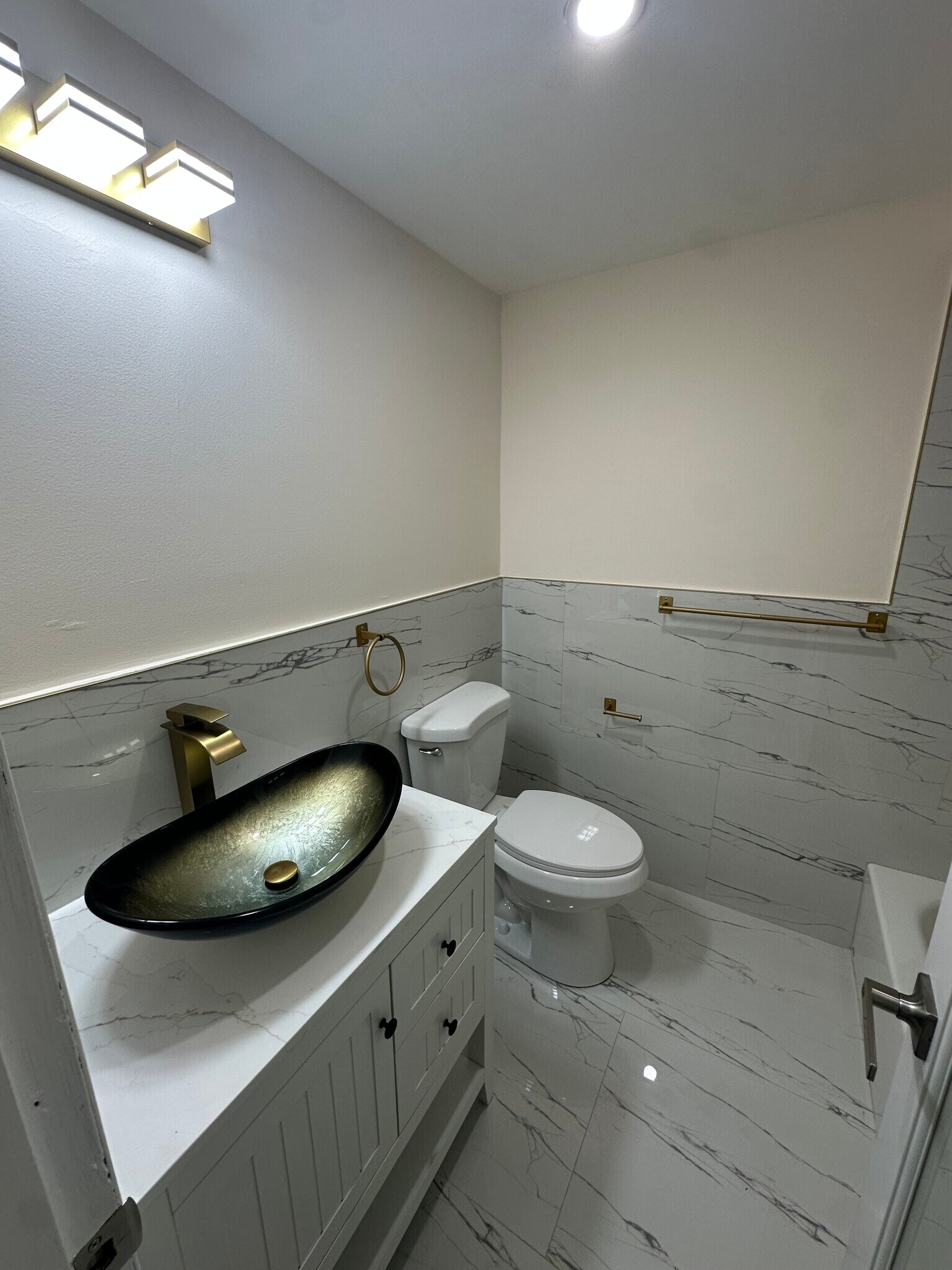 Building Photo - 465 Swallow Dr