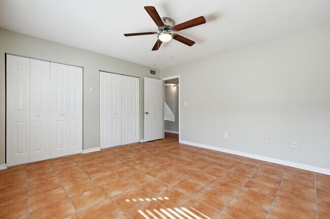 Building Photo - Charming 2 Bedroom Condo with Community Pool!
