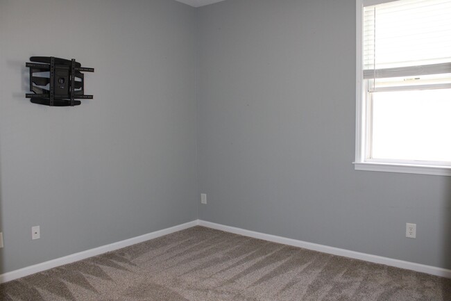 Building Photo - 217 Edgecroft Way
