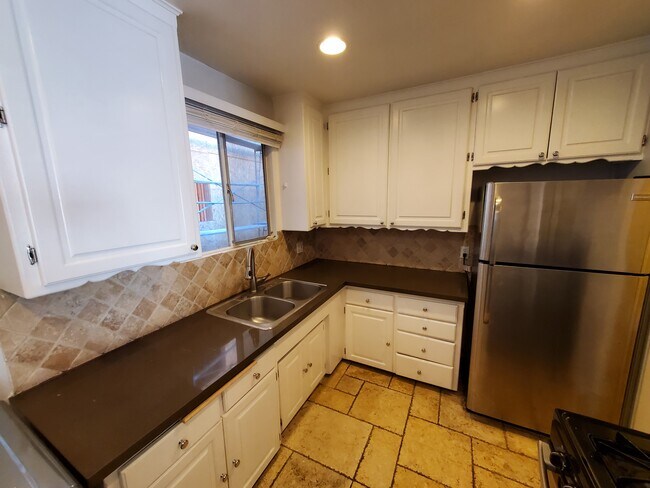 Building Photo - 920 Westbourne Dr