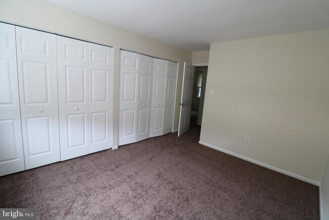 Building Photo - 32 Pin Oak Ln