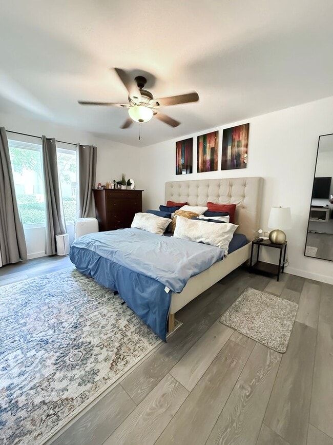 Building Photo - Charming Lake Forest Condo Ready for You! ...