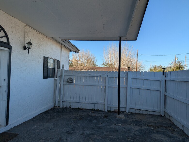 Building Photo - 201 W 1st St