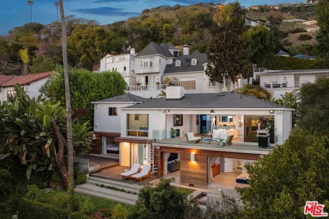 Building Photo - 7924 Hillside Ave