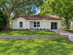 Building Photo - 2671 Bentley Dr