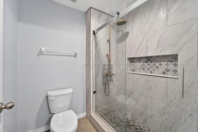 Building Photo - Stunning 5 bed/ 2 bath