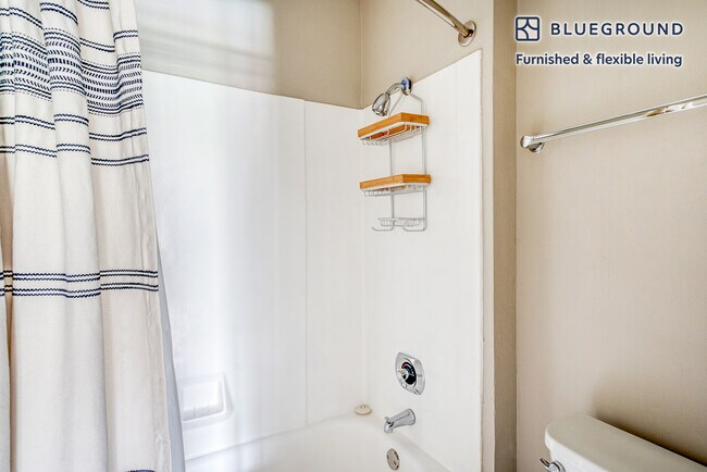 Building Photo - 622 Edgewater Blvd