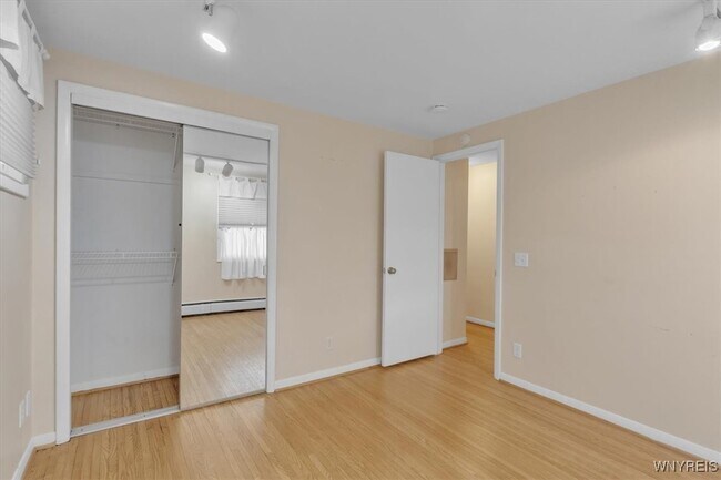 Building Photo - 116 Segsbury Rd