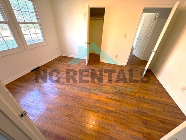 Building Photo - NEWLY RENOVATED! Spacious 6-Bedroom, 2-Bat...