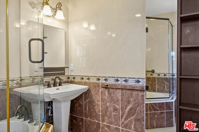 Building Photo - 1050 N Edinburgh Ave