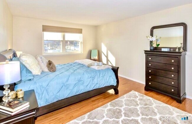 Building Photo - 893 Farmington Ave