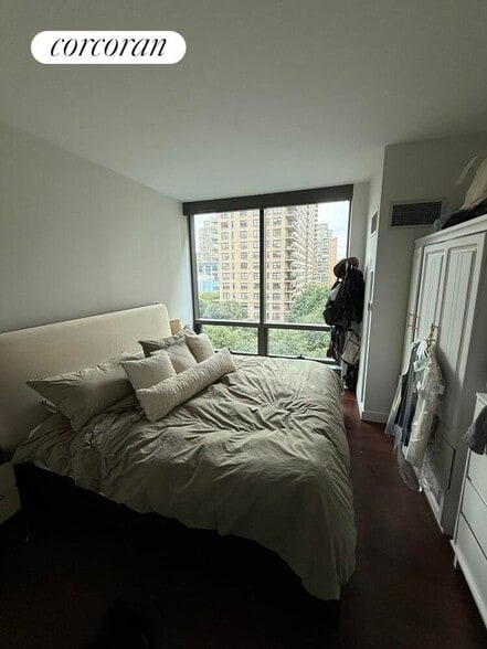 Building Photo - 200 W 67th St